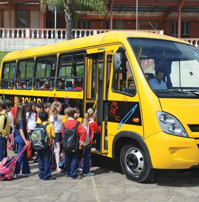 Alunos embarcando em ônibus escolar